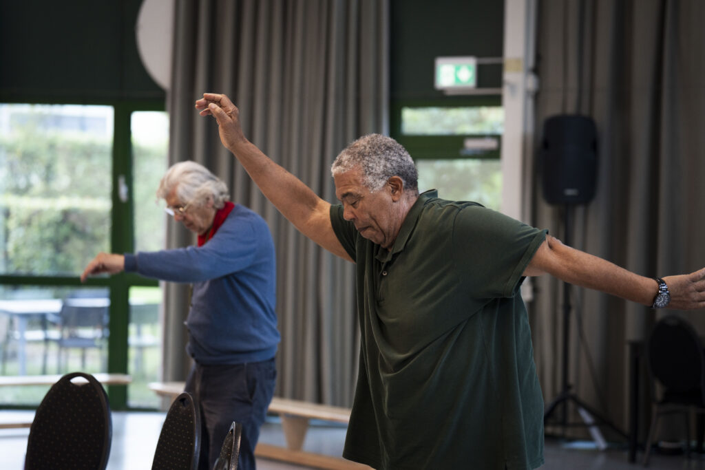 Mannen die meedoen met een valpreventieles in Leiden